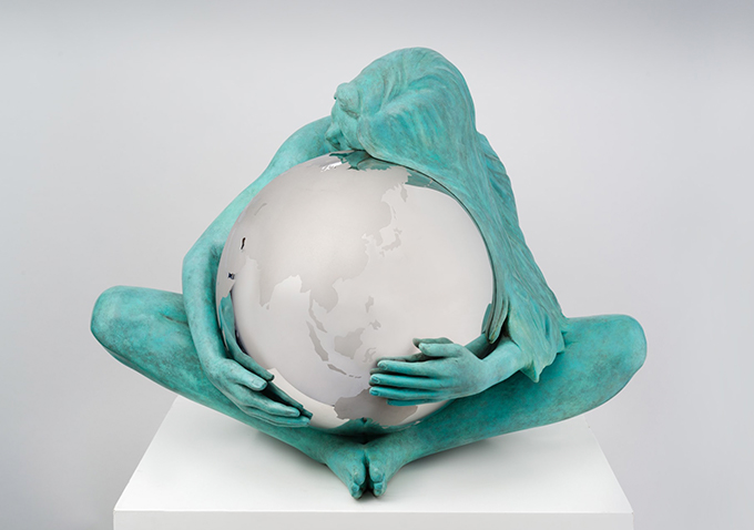 Artist Lorenzo Quinn's sculpture